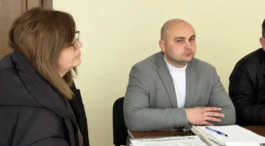 "Після цього цирку з правоохоронними органами ми обов’язково гроші повернемо", — зазначив Петро Шевчук. Фото: "Вікна"