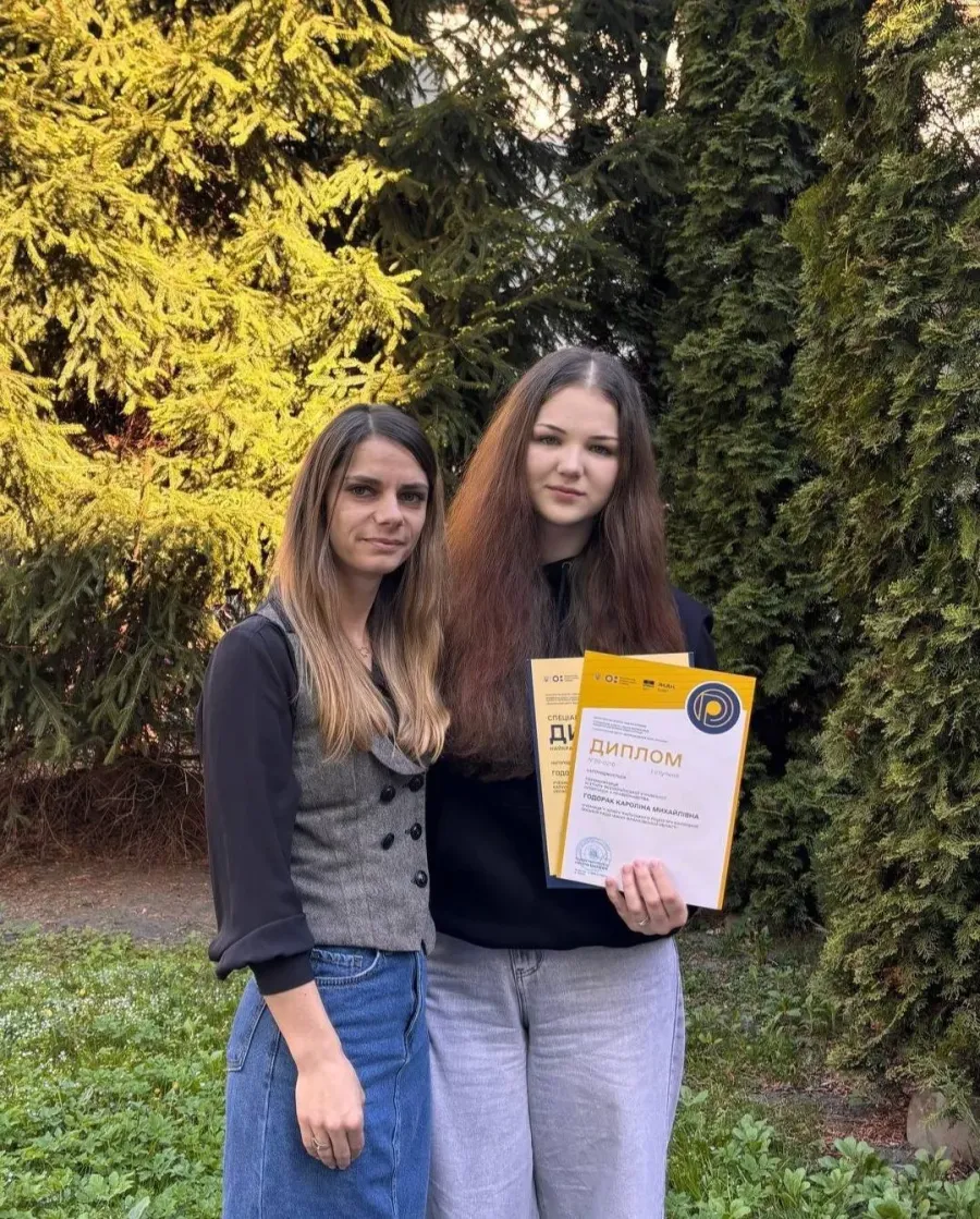 Переможниця олімпіади Кароліна Годорак та її вчителька Ірина Федоляк