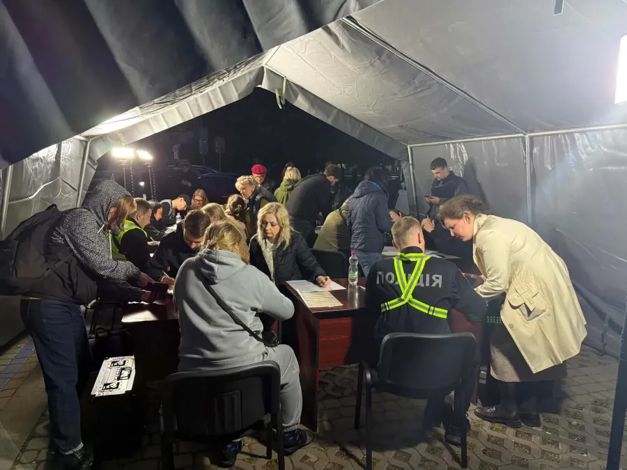 На місці влучання ворожого "шахеда" працює мобільний ЦНАП. Фото: Русалн Марцінків/Фейсбук