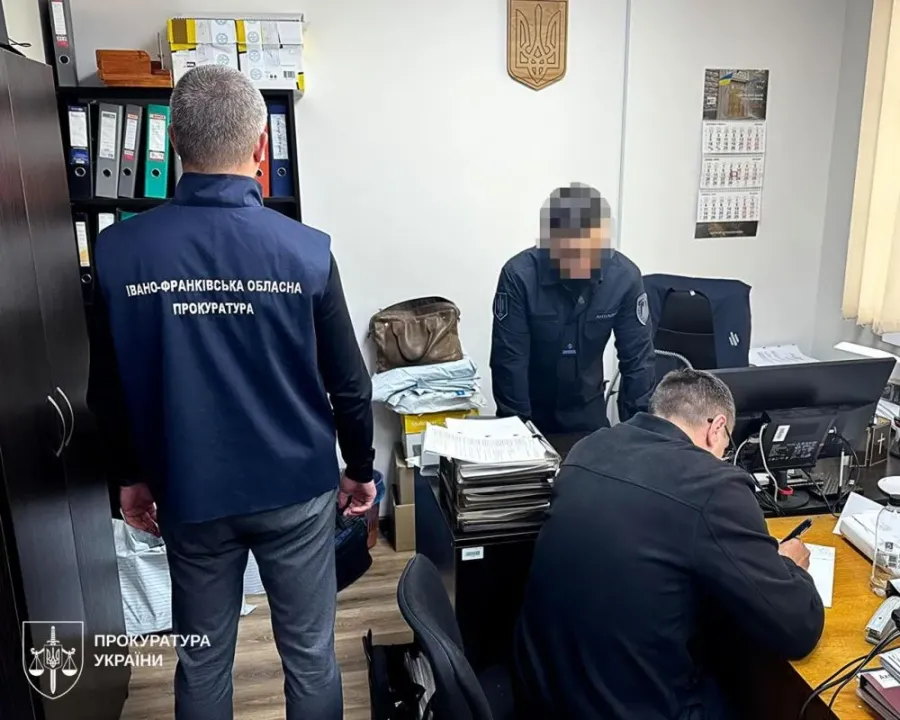 Для передачі коштів правоохоронець залучив посередника