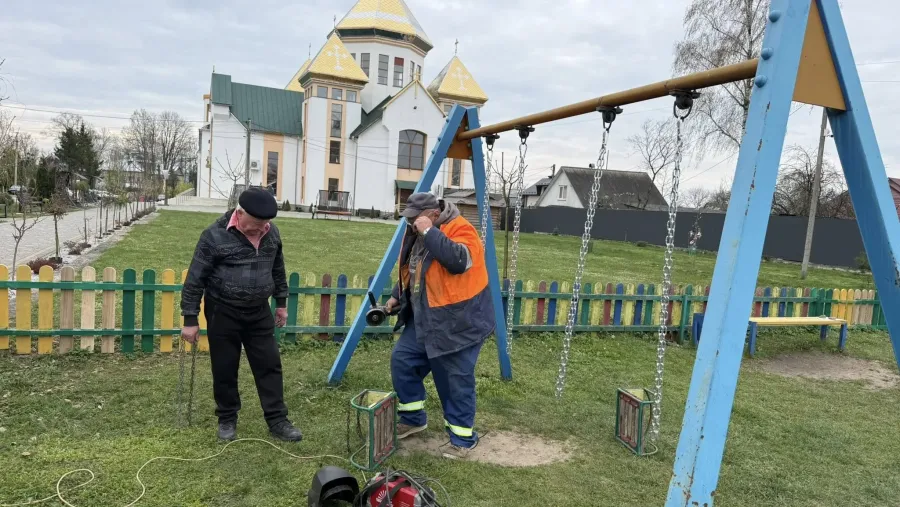 У Голині попрацювали над оновленням дитячого майданчика біля церкви. Фото: Іван Мазурик