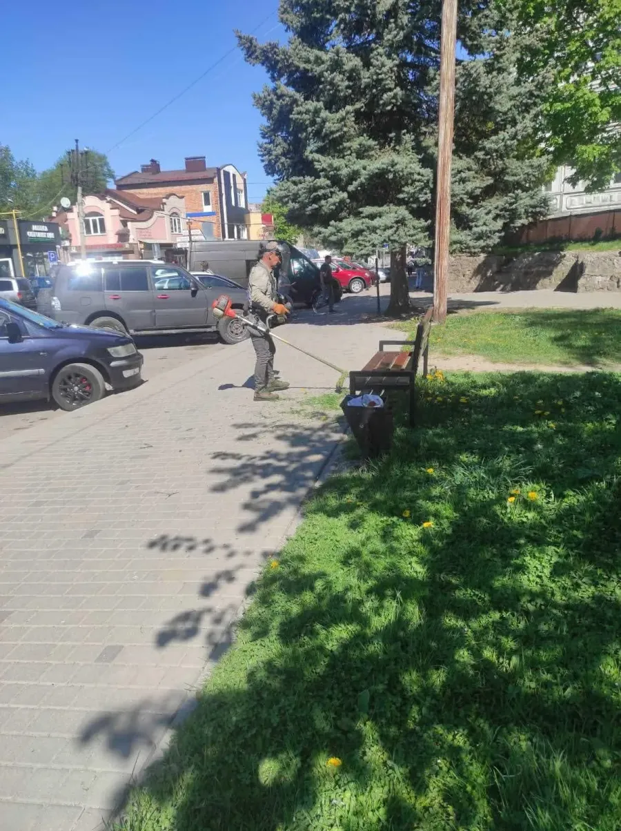 Сім комунальників щодня косять траву впродовж 8 годин. Фото: "Калушавтодор"