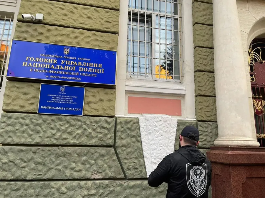 В управлінні Нацполіції Івано-Франківщини тривають обшуки. Фото: Сергій Стерненко