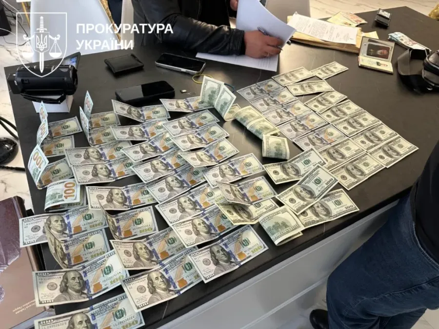 Посередника затримали після одержання чергового траншу в 25 тис. доларів США