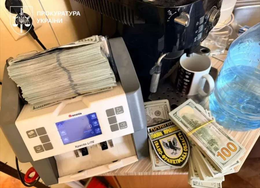 У фігурантів під час обшуків виявили понад 22,6 мільйона гривень готівки