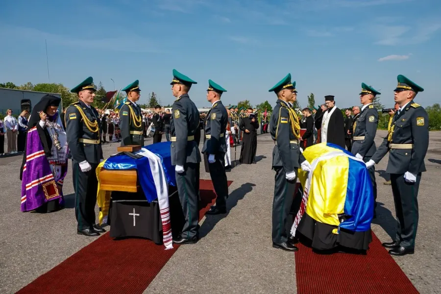 Труни вкрили державними стягами і вишитими рушниками