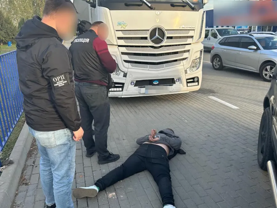 Загалом через митний кордон України було незаконно переміщено 13 автомобілів