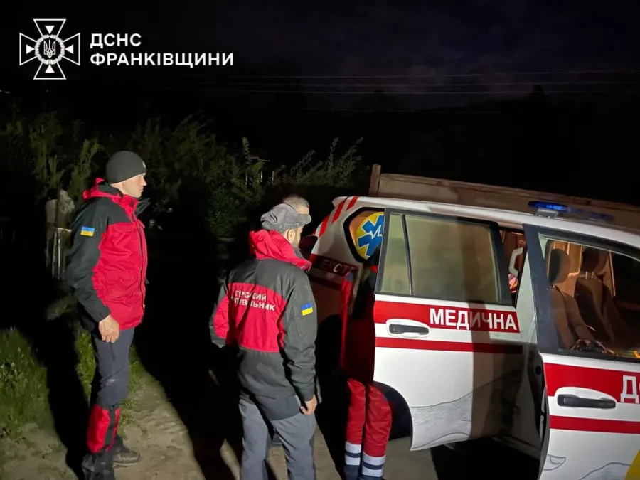 Рятувальники прибули до туриста та супроводили його до автомобіля екстреної медичної допомоги