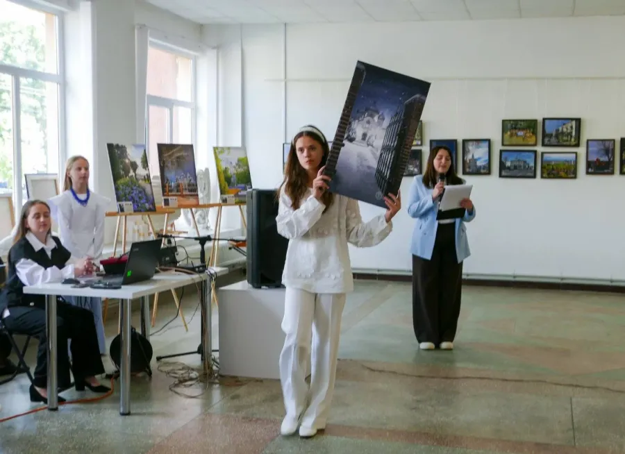 Після відкриття виставки відбувся благодійний аукціон. Фото: Калуська міська рада