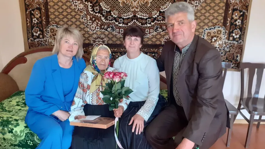 Марта Іванівна здивувала гостей своїм чудовим співом. Фото: Брошнів-Осадська ТГ