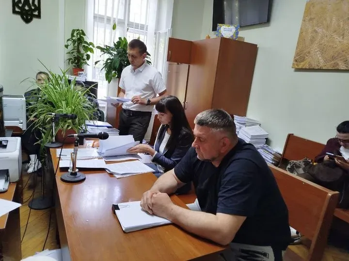 Адвокатка Ірина Мнишенко та підозрюваний Ігор Мусіловський, Івано-Франківськ, 28 травня 2026 року. Фото: Суспільне Івано-Франківськ