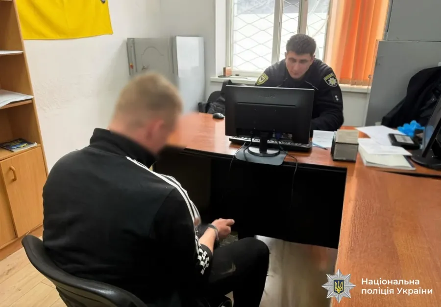 Молодик розбив лобове скло та пошкодив двері автівки поліціянтів. Фото: Національна поліція