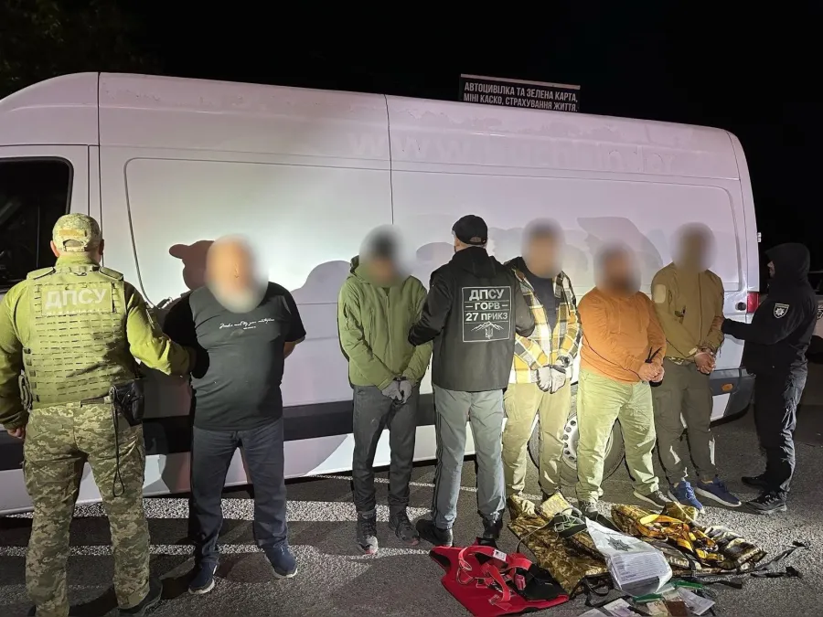 Кияни мікроавтобусом везли своїх "підопічних" до річки Тиса