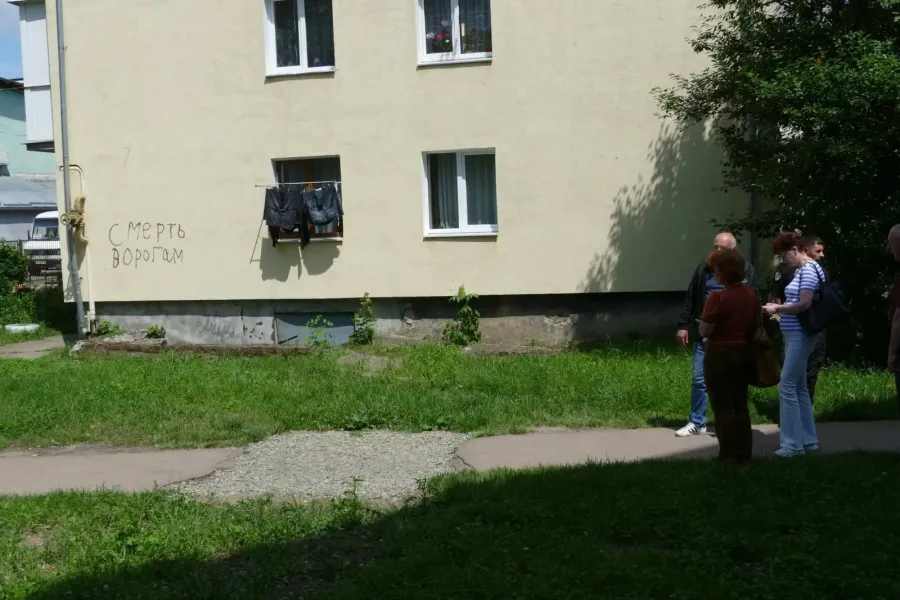Учасники інспекції зробили акцент на непокошеній траві та відновленні благоустрою. Фото: Калуська міська рада