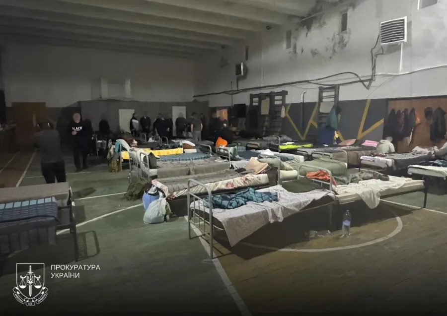 Після побиття потерпілого прикували кайданками до драбини і залишили в такому стані до ранку. Фото: Офіс Генпрокурора