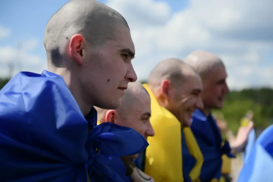 З російської неволі звільнено 185 українських військовослужбовців. Фото: Міноборони України