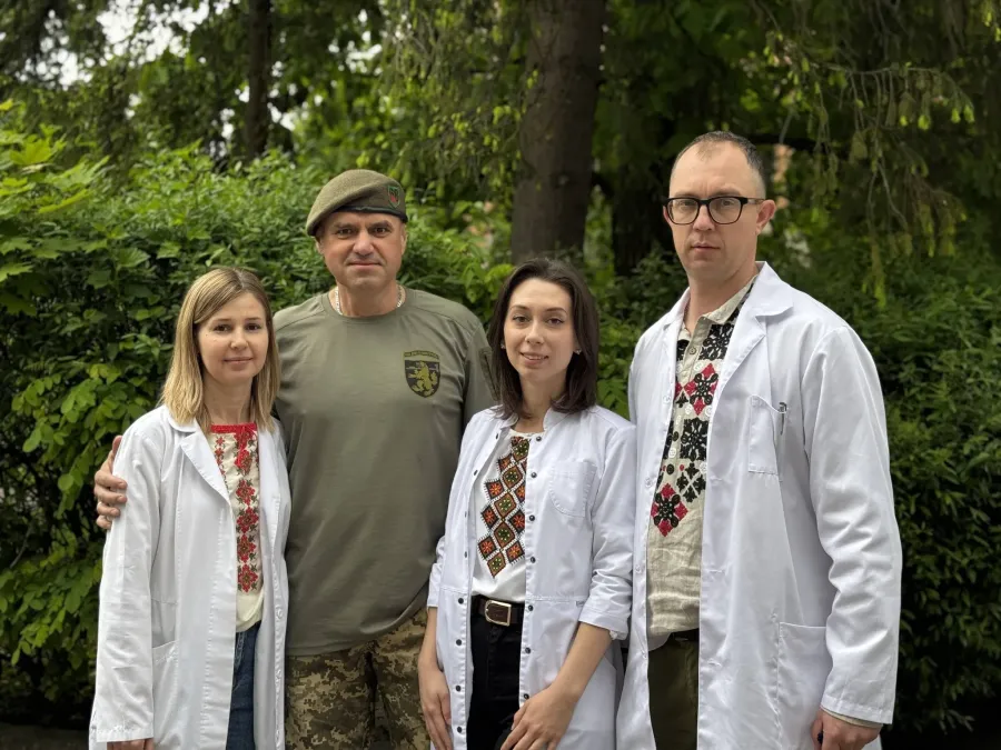  Медики з теплом називають його «військовим, який носив нам квіти»