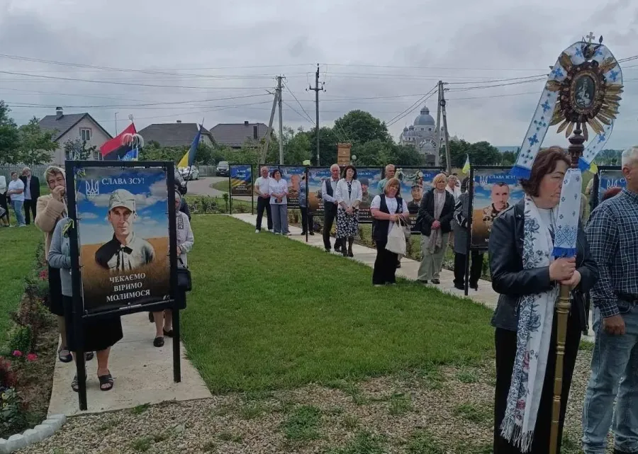 У Пійлі кожної першої неділі місяця моляться за повернення зниклих безвісти захисників. Фото: Микола Івахнюк