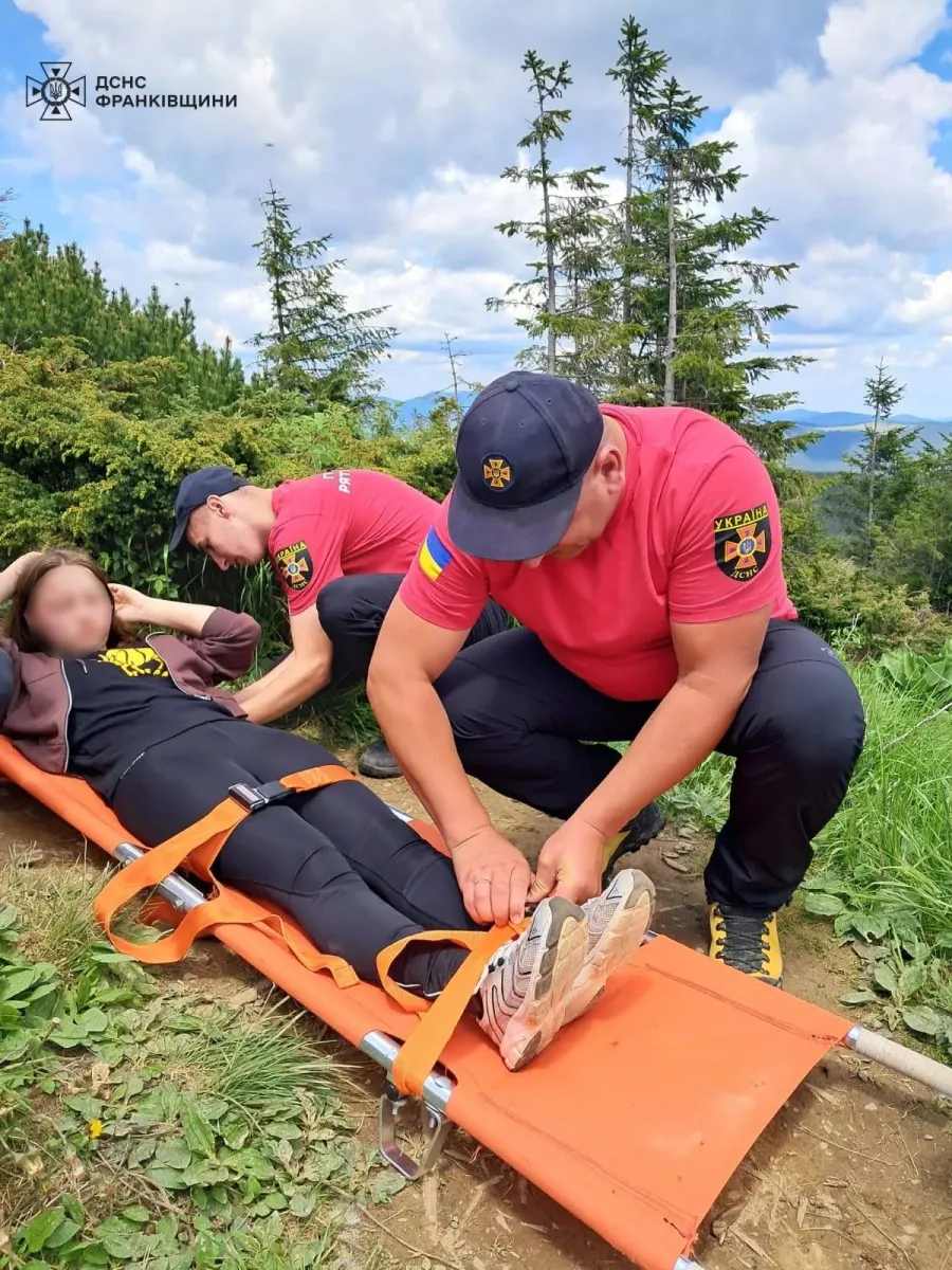 Рятувальники надали дівчині першу домедичну допомогу