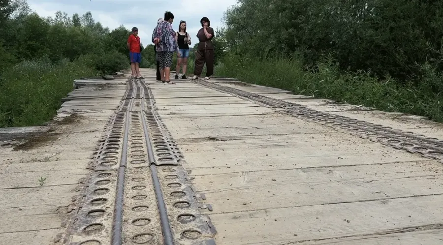 "Ми не можемо залишити людей сам на сам із цією проблемою", — зазначив міський голова, який побував на аварійному мосту. Фото: "Вікна"