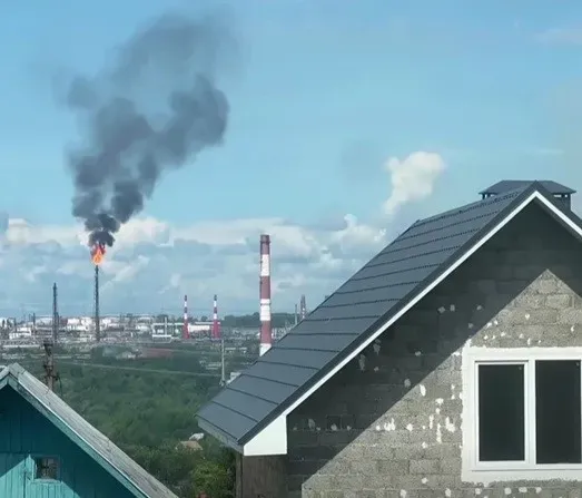 Після вибухів на об’єктах виникли пожежі. Фото: скриншот із відео