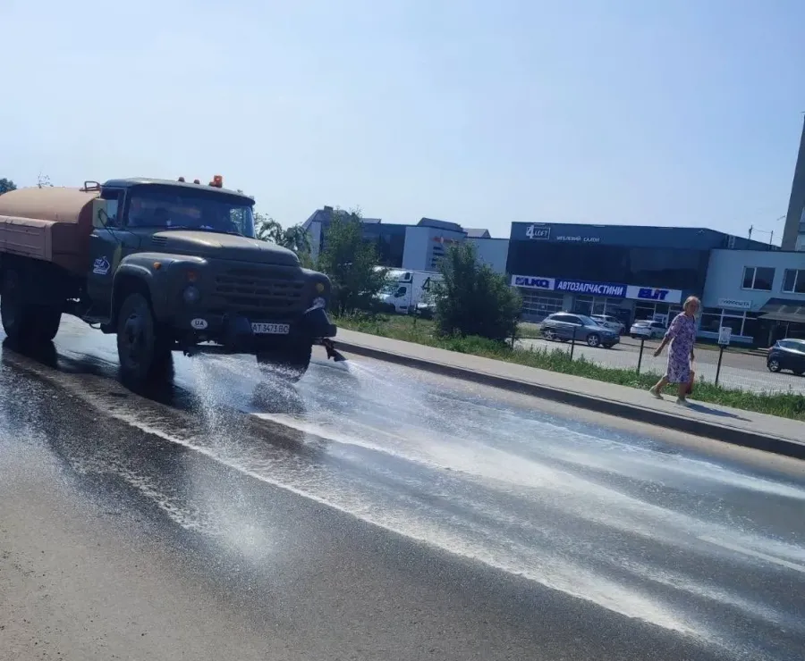 Поливання доріг у спеку зменшує температуру дорожнього покриття. Фото: Коломийська міська рада