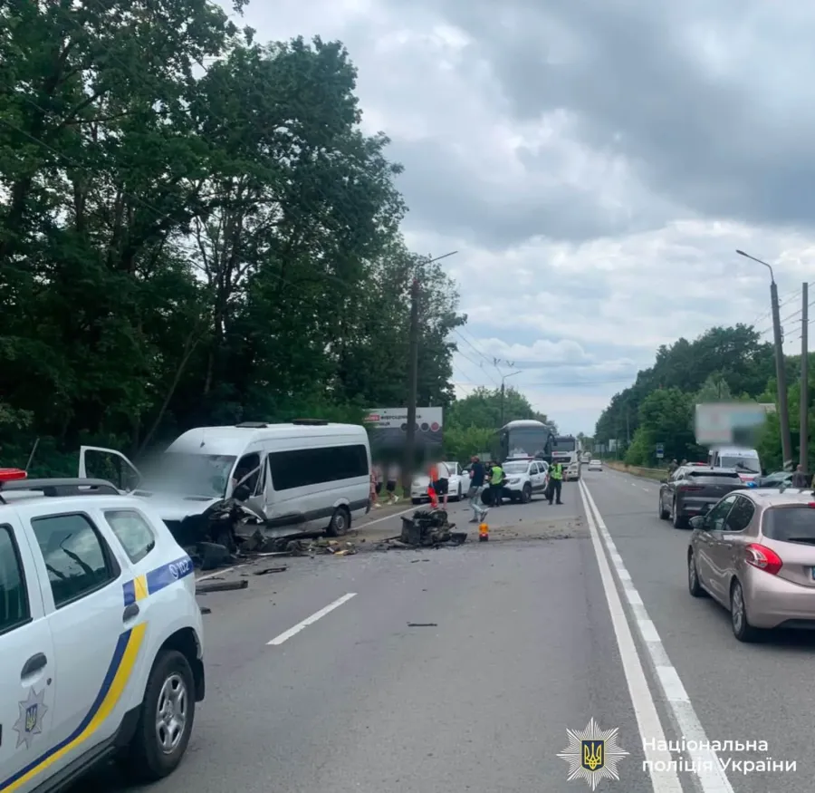 На місці аварії працює поліція 
