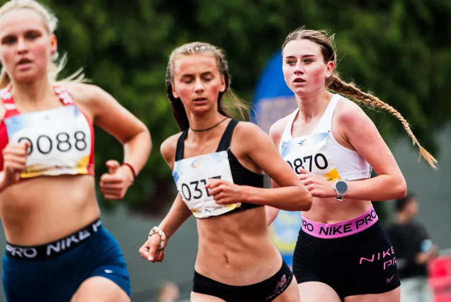 Марія Олійник (по центру) встановила особистий рекорд і стала чемпіонкою України. Фото: Федерація легкої атлетики