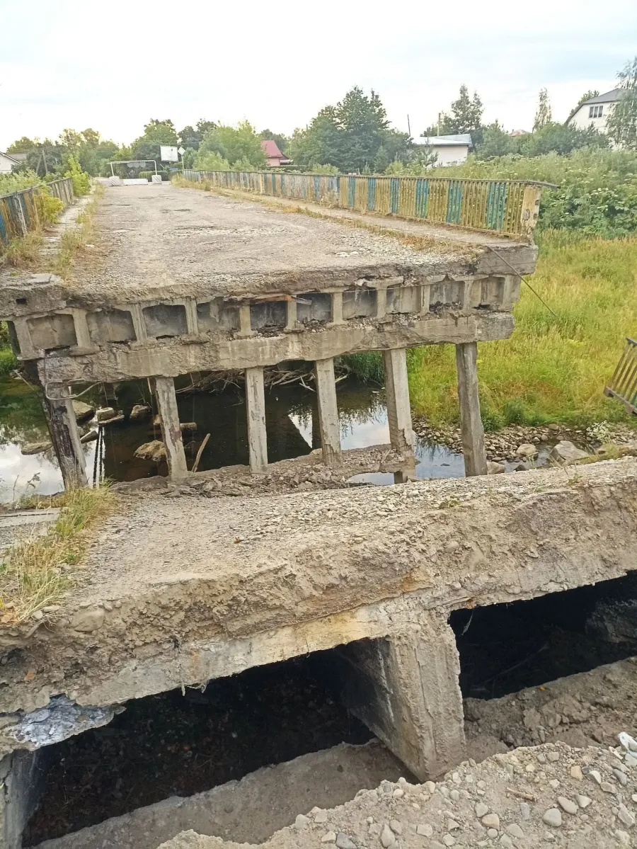 Аварійний міст обвалився. Фото: Юрій Гуліватий