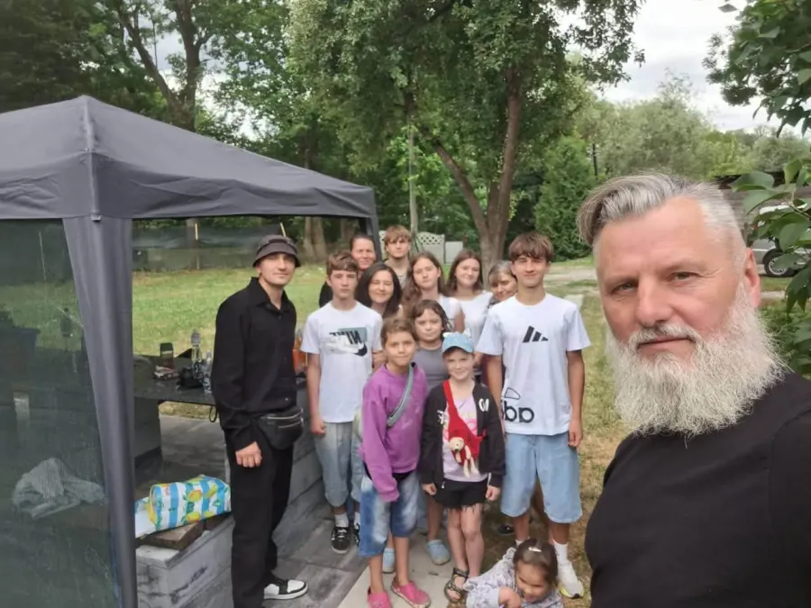 Перша зустріч відбулася у садибі отця Федора. Фото: Собор Святих Землі Української ПЦУ
