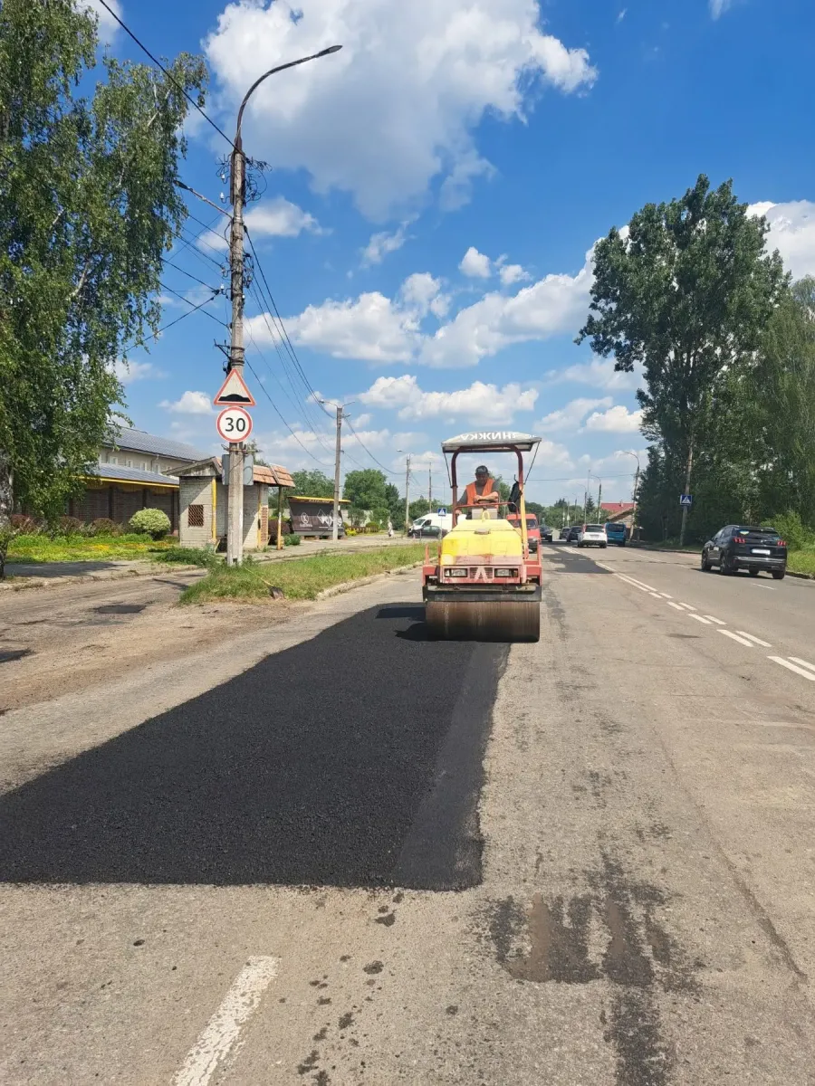 Щоб не переплачувати, комунальники вирішили купувати матеріал невеликими партіями. Ілюстроване фото: "Калушавтодор"