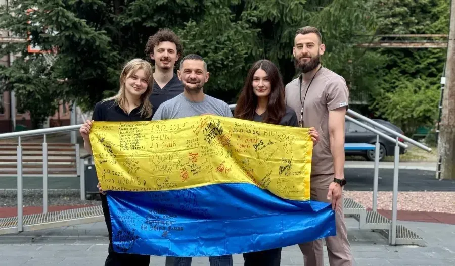 Попри все пережите, Михайло Блащук продовжує знаходити позитив у кожному дні. Фото: Івано-Франківська ЦМКЛ