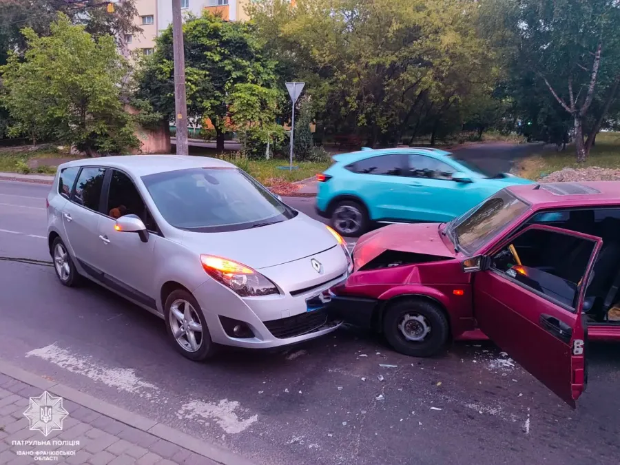 35-річний водій автомобіля ВАЗ допустив зіткнення з автомобілем Renault. Фото: Патрульна поліція