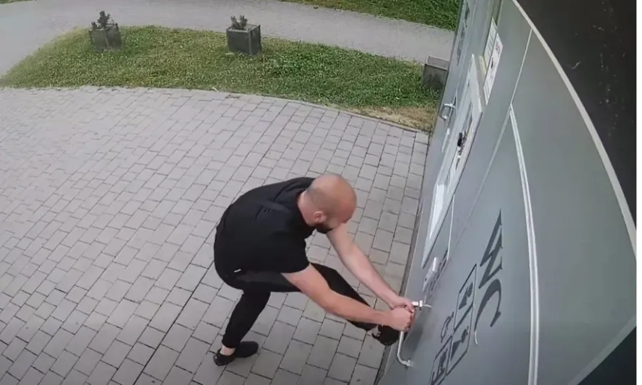 Чоловіки силою відчиняли двері. Фото: скрін із відео КП "Центр розвитку міста та рекреації"