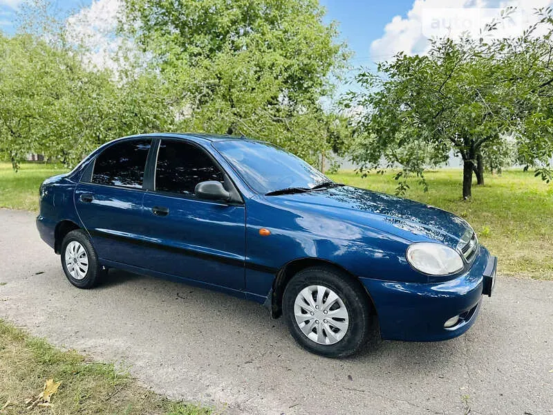 Ілюстроване фото. Внаслідок аварії автівка з’їхала в кювет і перекинулася
