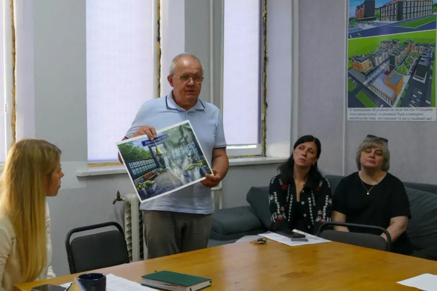 У ліцеї вже схематично визначили розміри майбутньої Алеї Героїв. Фото: Калуська міська рада