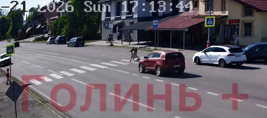 Матір закрила дитину собою і впала від удару. Фото: скрін з відео