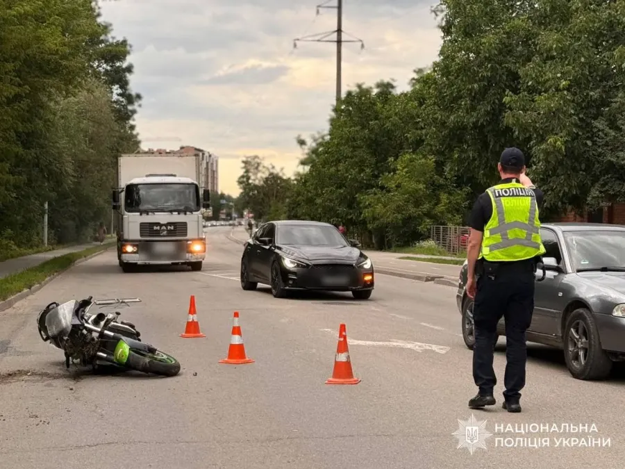 Внаслідок потужного удару керманич двоколісного втратив контроль над транспортним засобом. Фото: Національна поліція України
