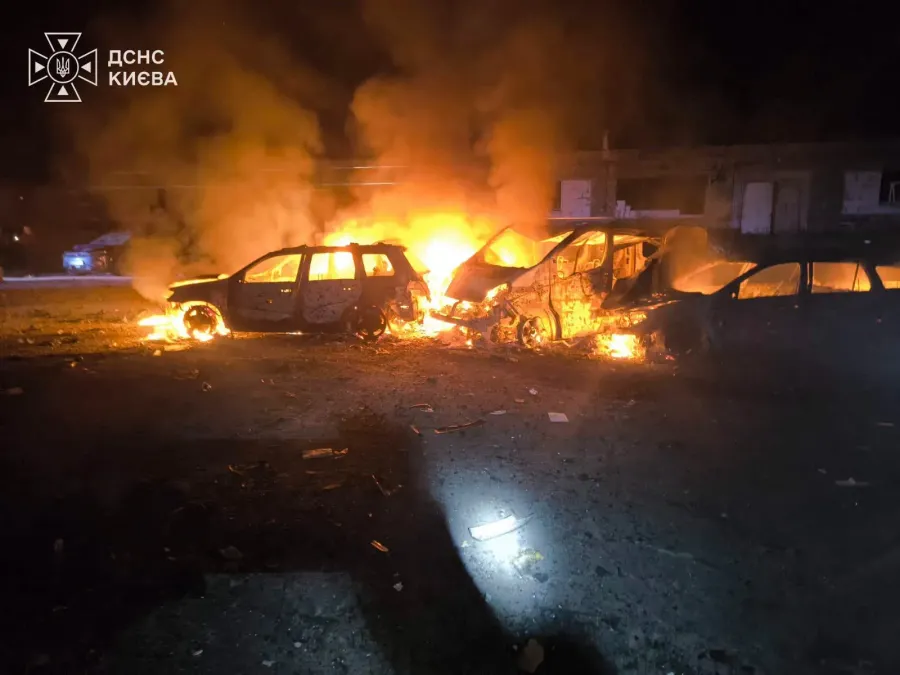 Вогнеборці ліквідували загоряння складської будівлі, а також 10 легковиків і вантажівки на парковці