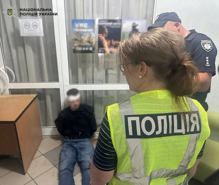 Нападник перебував у кабінеті лікаря, де проходив військово-лікарську комісію. Фото: Національна поліція України