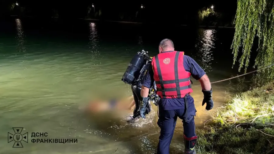 Водолази обстежили водойму, виявили тіло чоловіка та підняли з води на берег