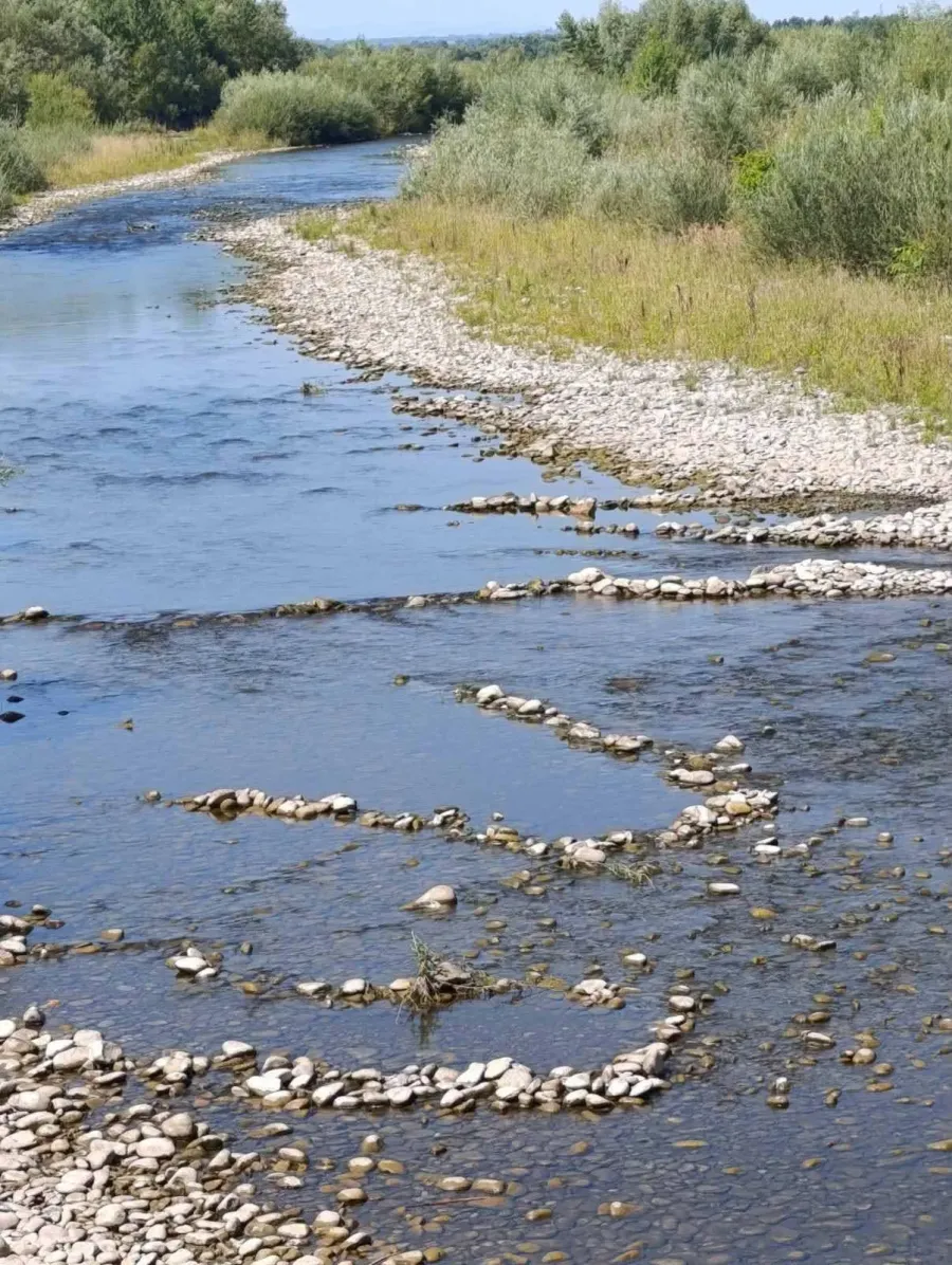 "Головна причина відсутності води в місті і недотримання графіків — така мілка річка не в змозі забезпечити все місто водою!" — підписали світлину комунальники