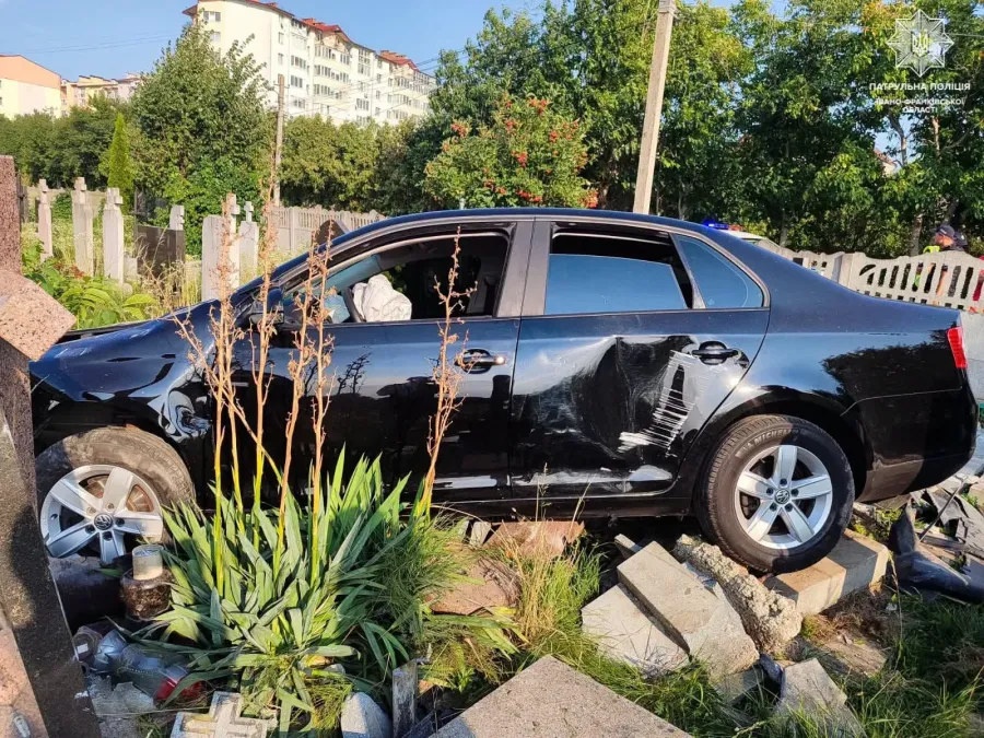 Водій зніс захисну огорожу цвинтаря та пошкодив надгробні пам'ятники. Фото: Патрульна поліція Івано-Франківської області