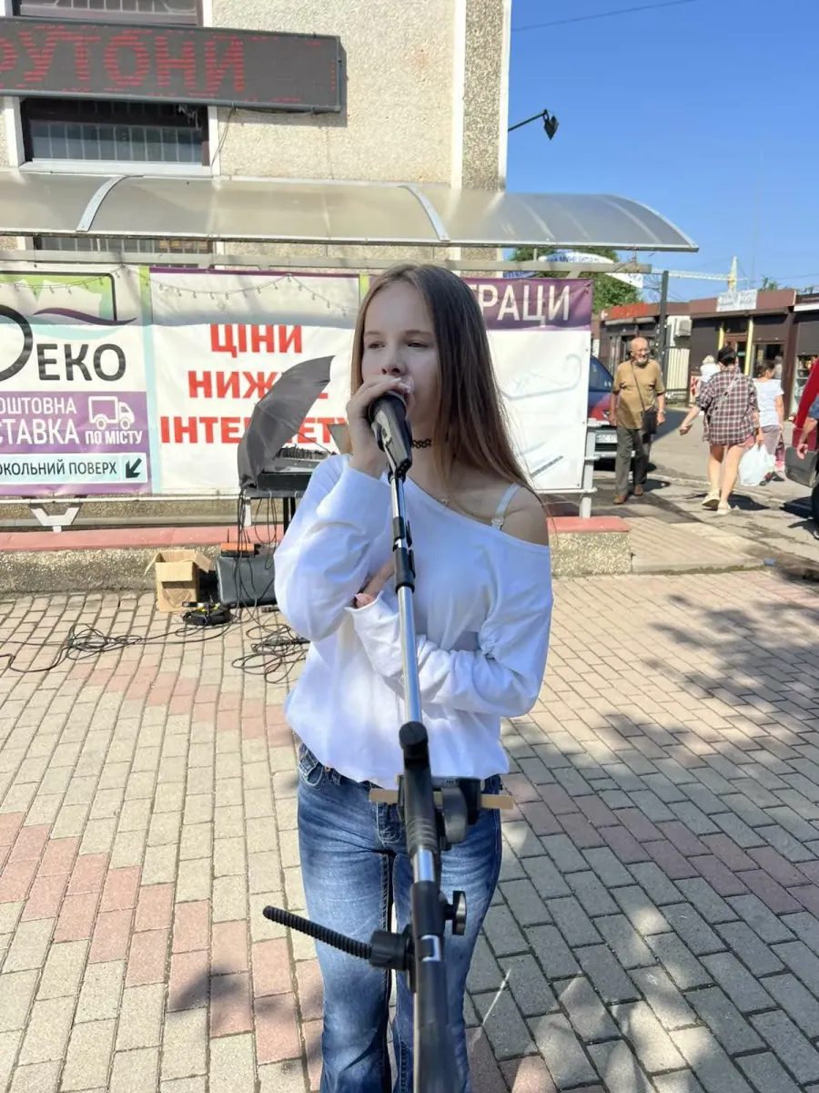 Юна співачка уже за це літо назбирала понад 60 тисяч гривень для ЗСУ. Фото: Ярослав Цимбалістий