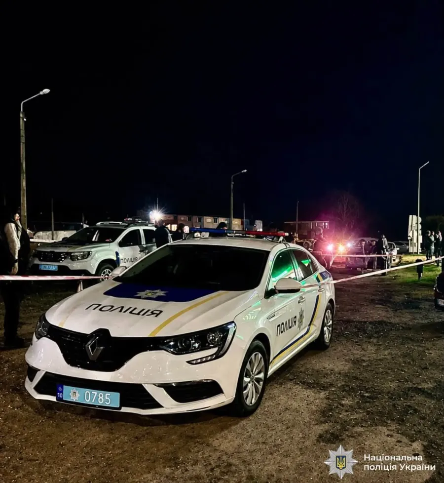 На місці події слідчі вилучили пістолет Макарова (ПМ) та набої до нього. Фото: Національна поліція України