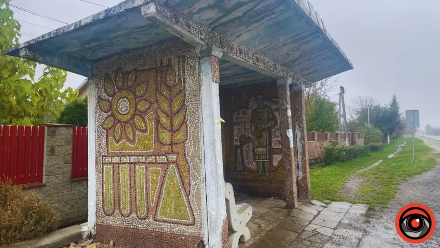 Автобусна зупинка з мозаїкою у Пійлі. Фото: Інформатор Калуш
