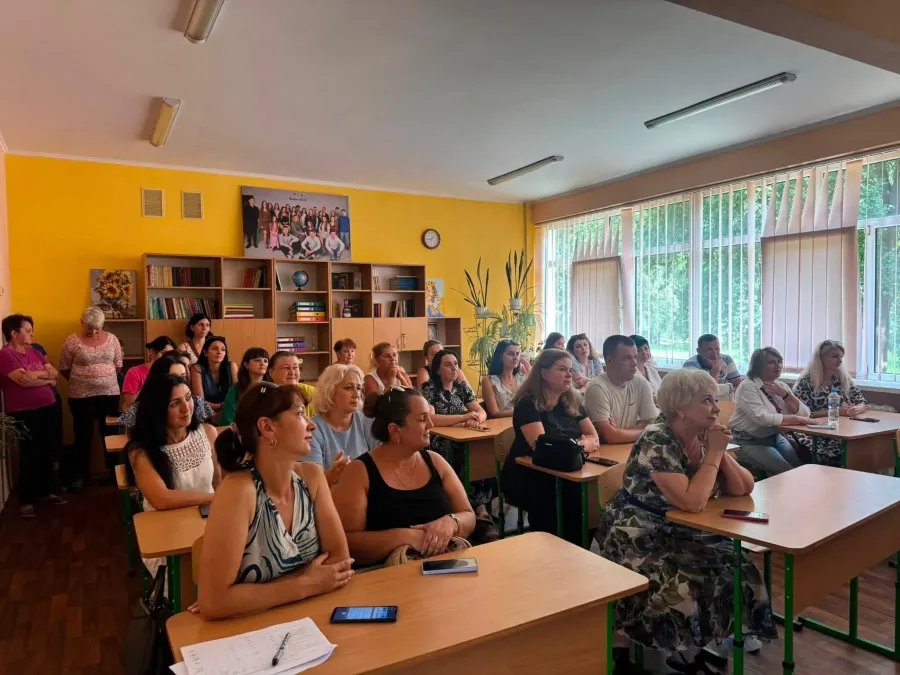 Під час представлення нової директорки Калуського ліцею №4, якою стала Наталія Парцей. Фото: Калуська міська рада