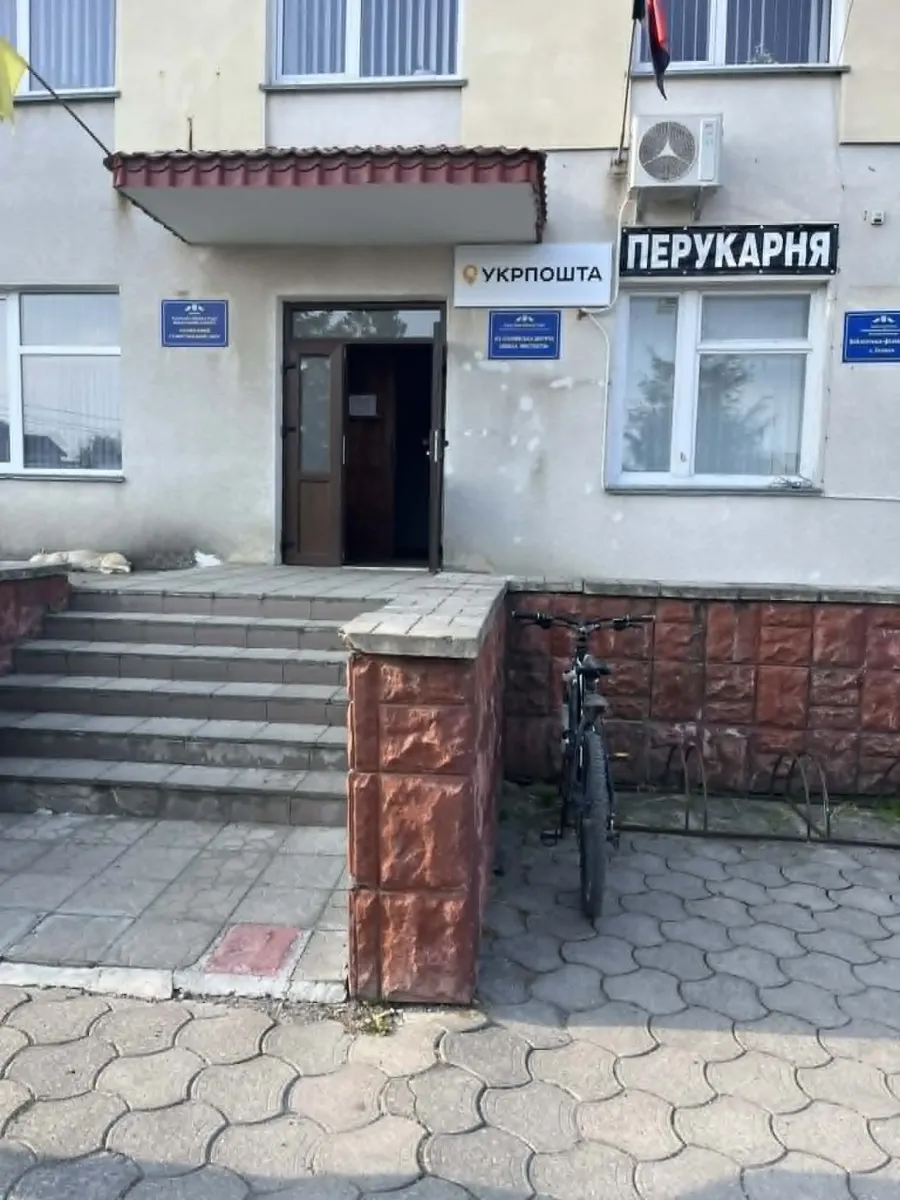До адмінбудівлі не можуть потрапити люди на кріслах колісних. Фото: "Вікна"