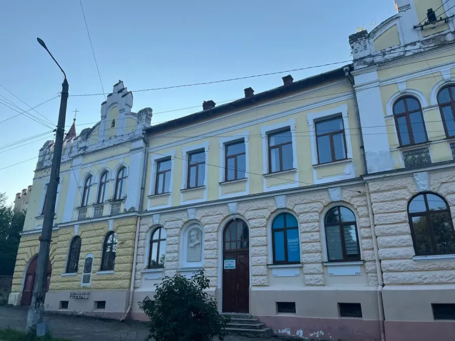 Двоповерхова історична споруда, побудована 1907 року, перебуває у власності обласної ради. Фото: Ірина Андріїв, "Вікна"