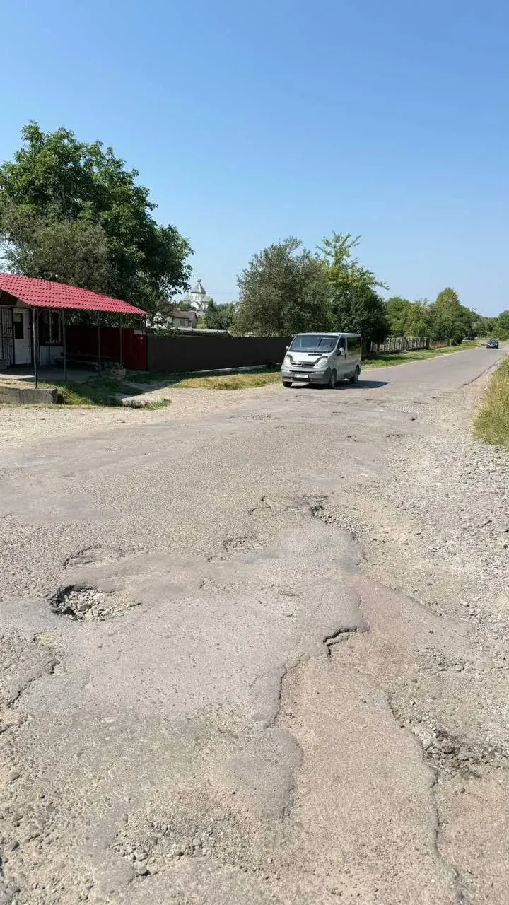 Окреме покриття у Голині можна залатати патчером. Фото: Ірина Андріїв, "Вікна"